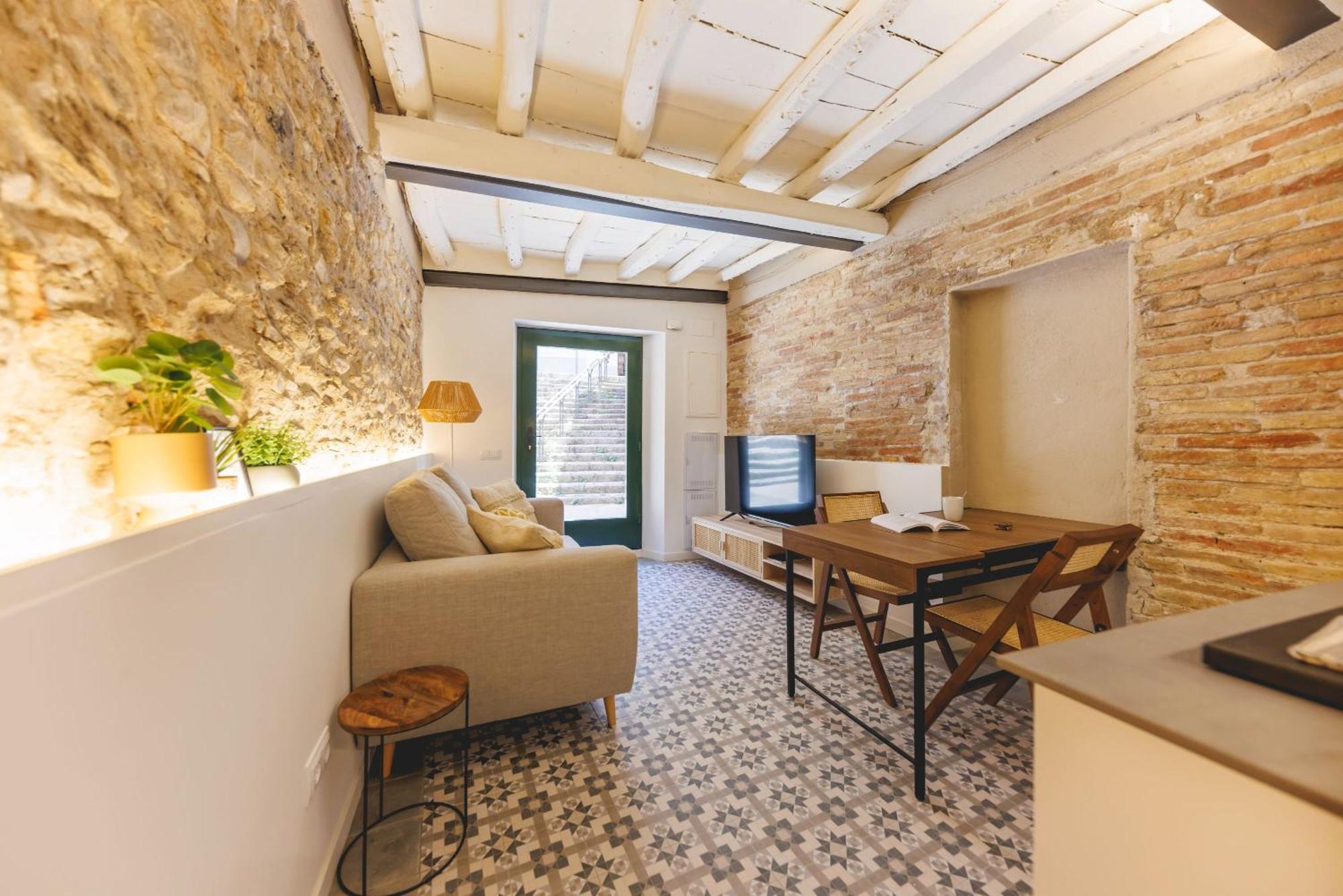 Bravissimo Mora 14, Monthly * Girona